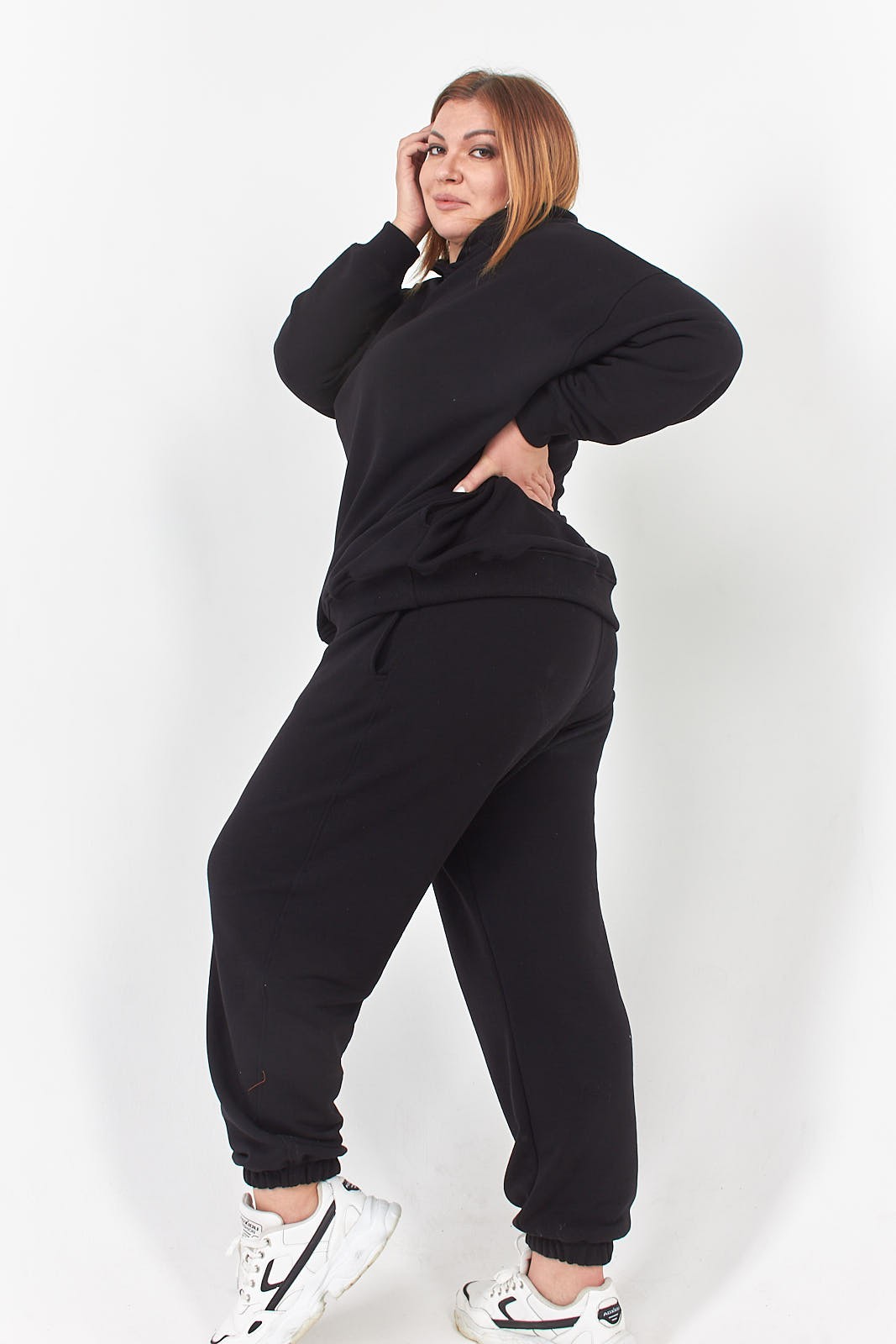 Черные брюки-джогеры большого размера с начёсом KLAUDI